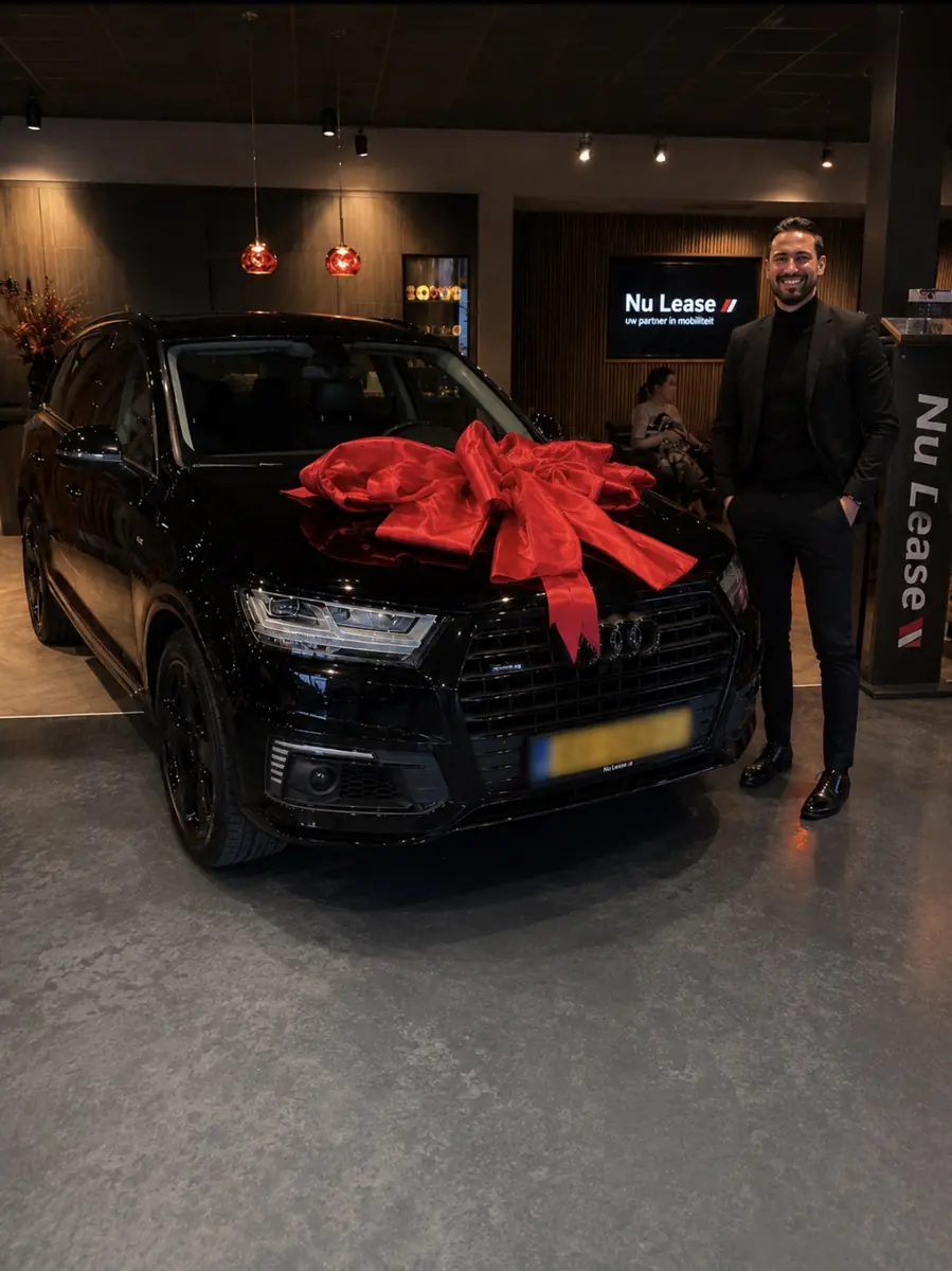 Zwarte Audi met rode strik in de NuLease-showroom