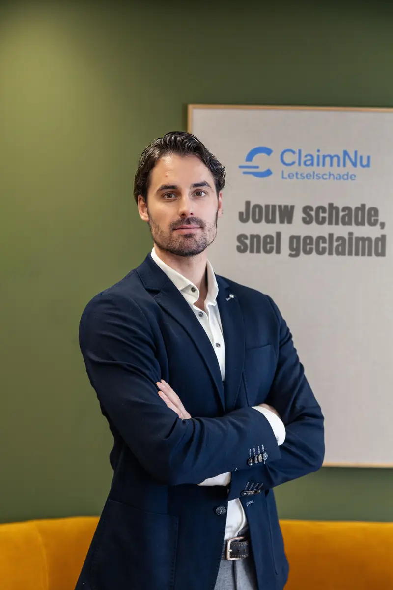 Adviseur van ClaimNu Letselschade op kantoor